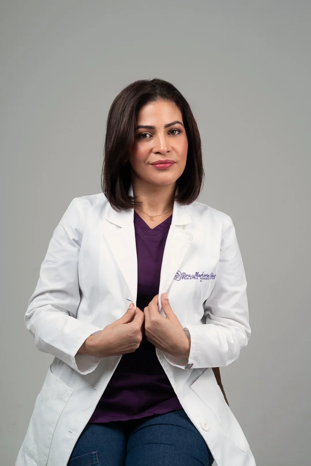 La doctora sentada con su bata