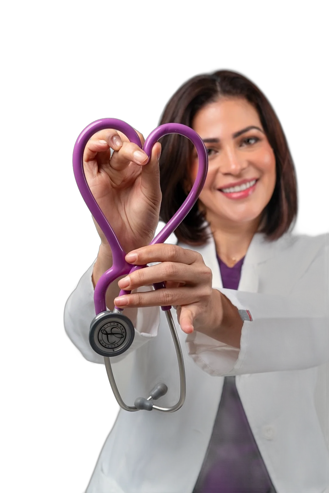 La doctora forma un corazón con su estetoscopio