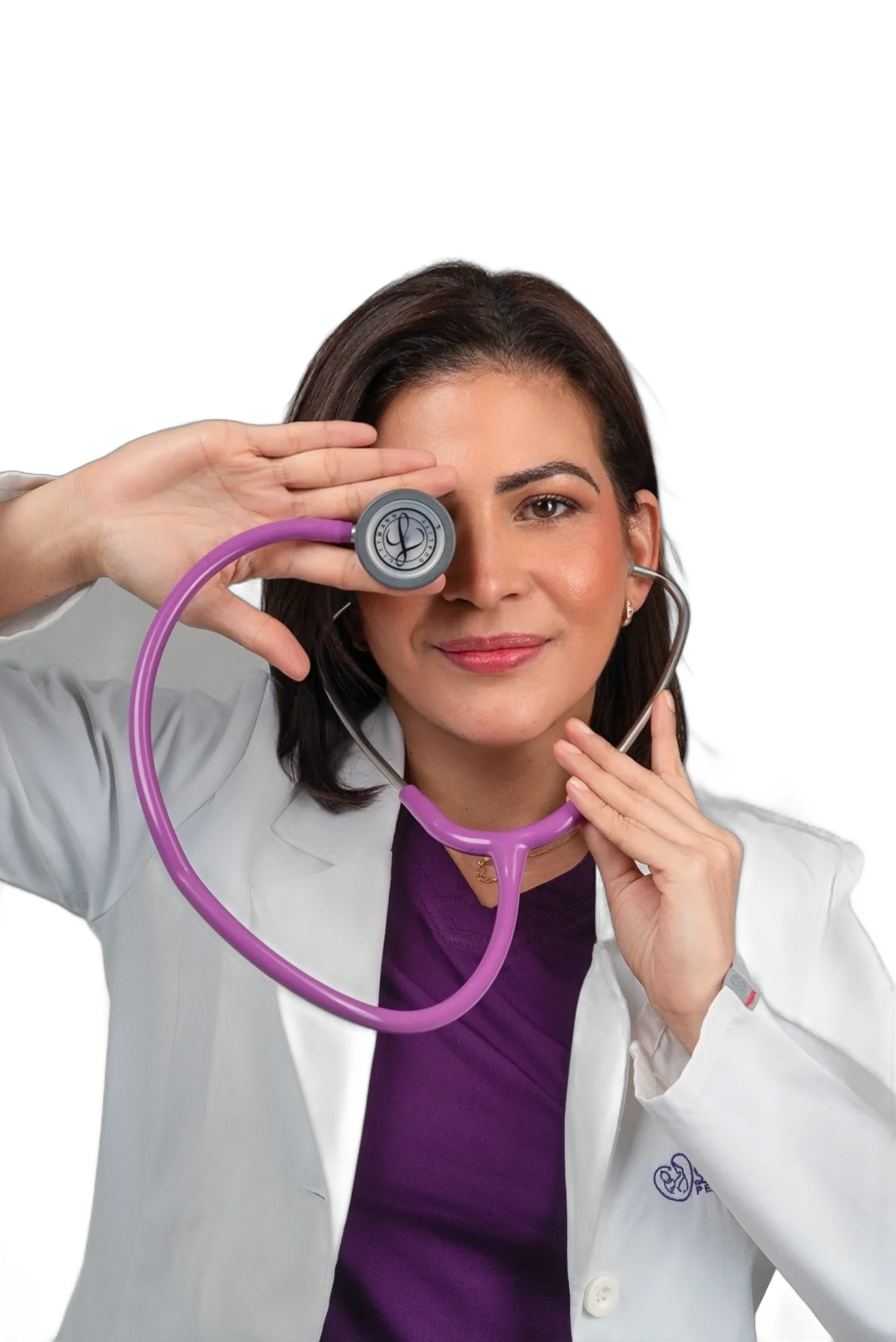 La doctora juega con el estetoscopio frente a su ojo