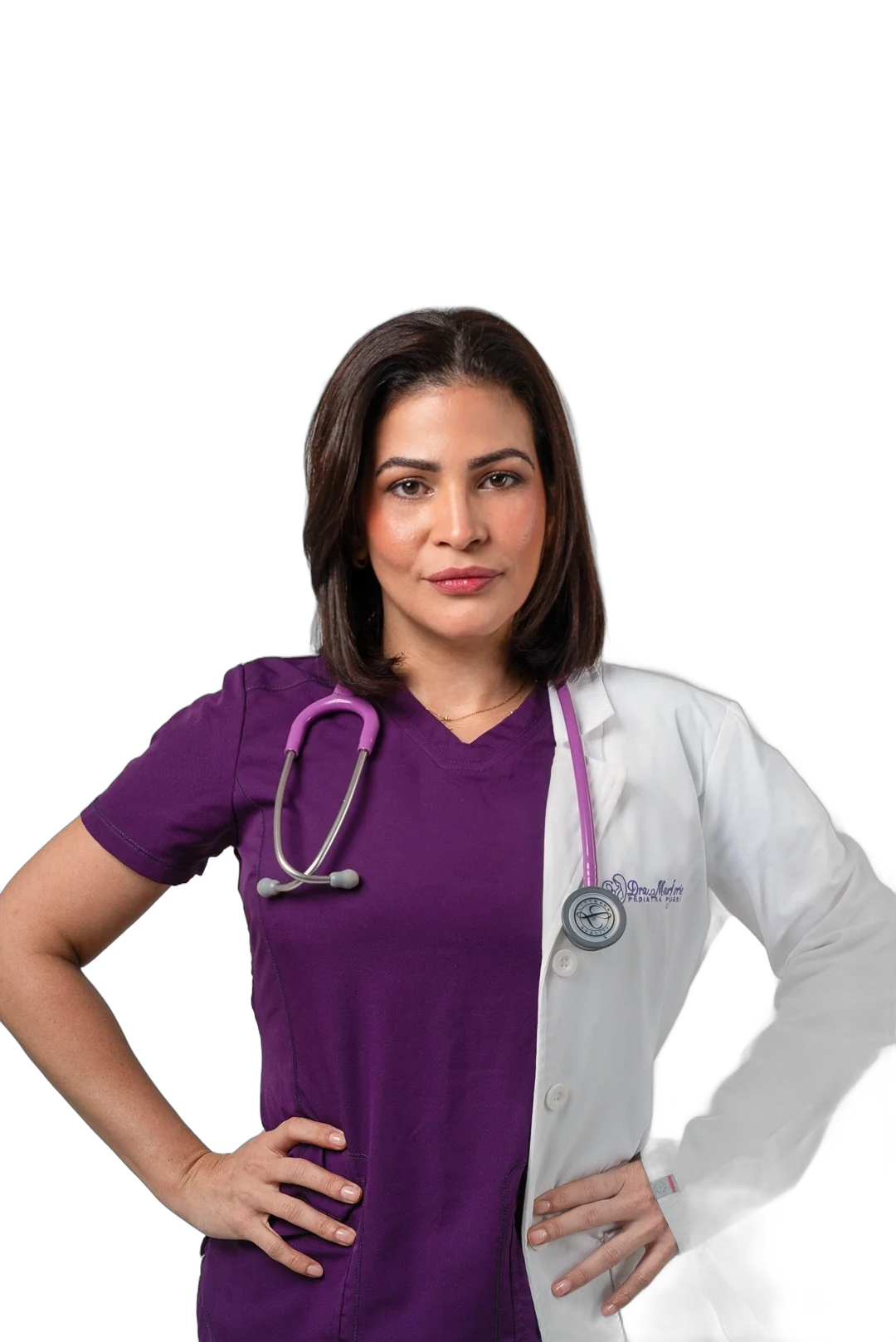 La doctora vestida mitad con uniforme morado y mitad con bata blanca