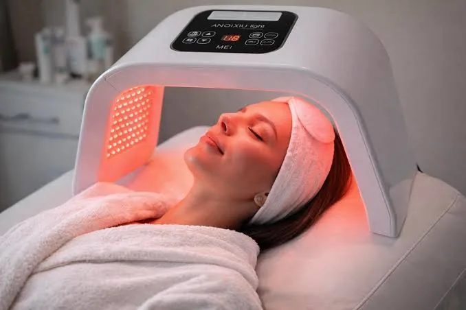 Paciente bajo una lámpara de fototerapia LED