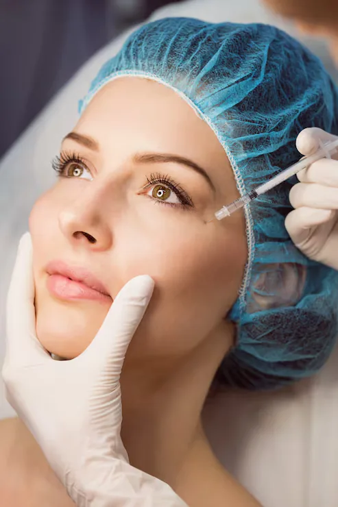 Paciente en valoración facial con gorro quirúrgico